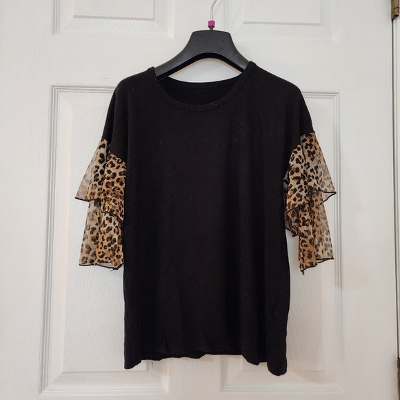 Black shirt tee T-shirt leopard ruffle short sleeves relaxed fit small medium - Picture 1 of 5
